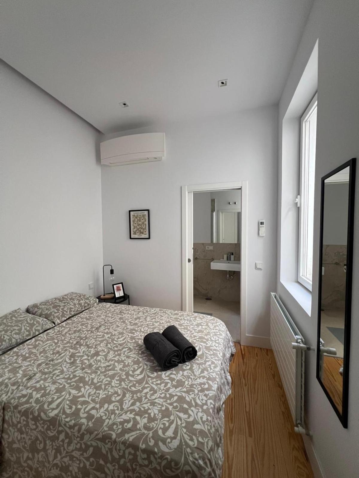 Private Rooms In Magdalena Street Madrid Exterior foto