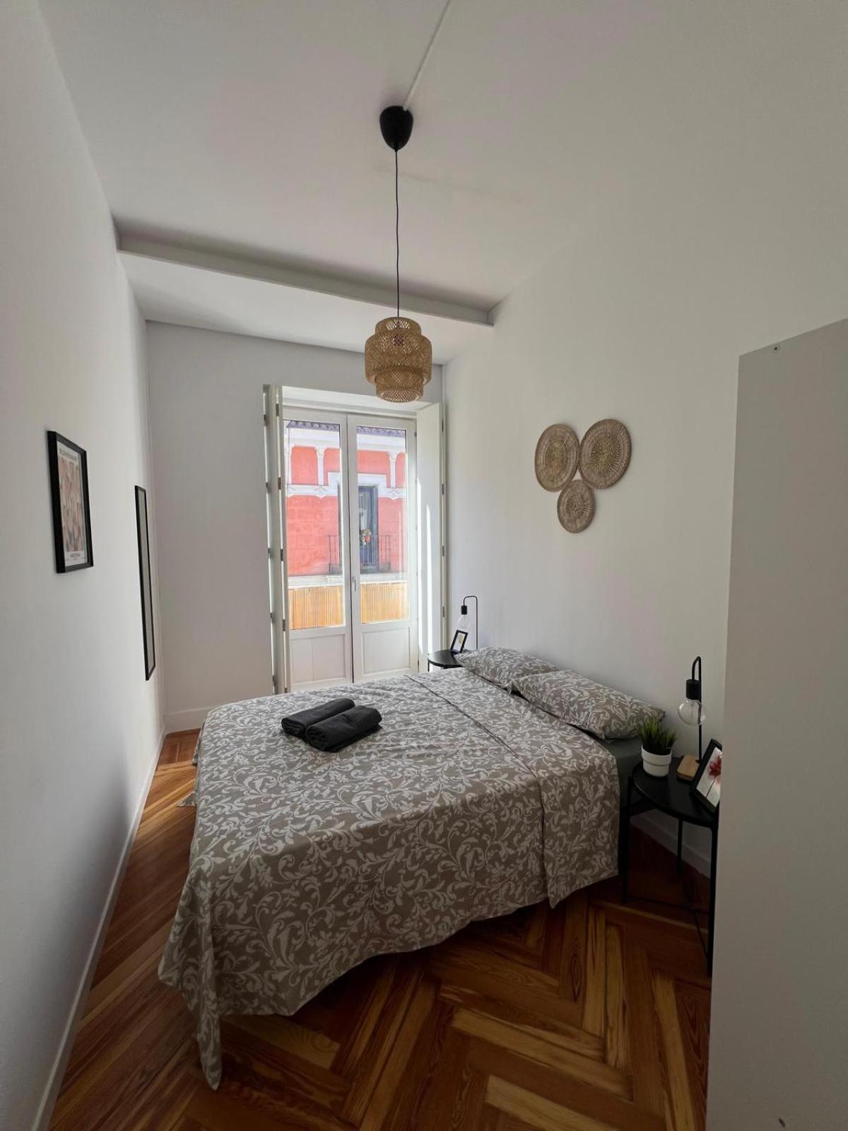 Private Rooms In Magdalena Street Madrid Exterior foto